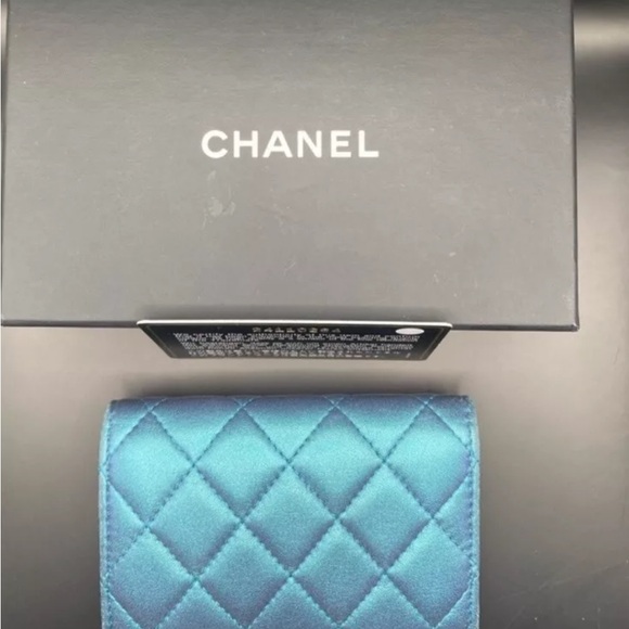 ❌SOLD❌ Iridescent Lambskin Quilted Small Compact Wallet Turquoise/Lavender Tones - Picture 4 of 10